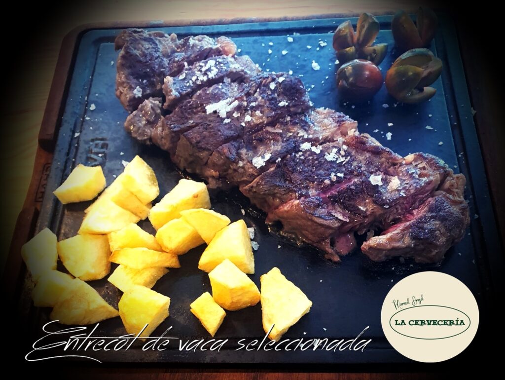 Plato y ambiente de La Cerveceria Badajoz